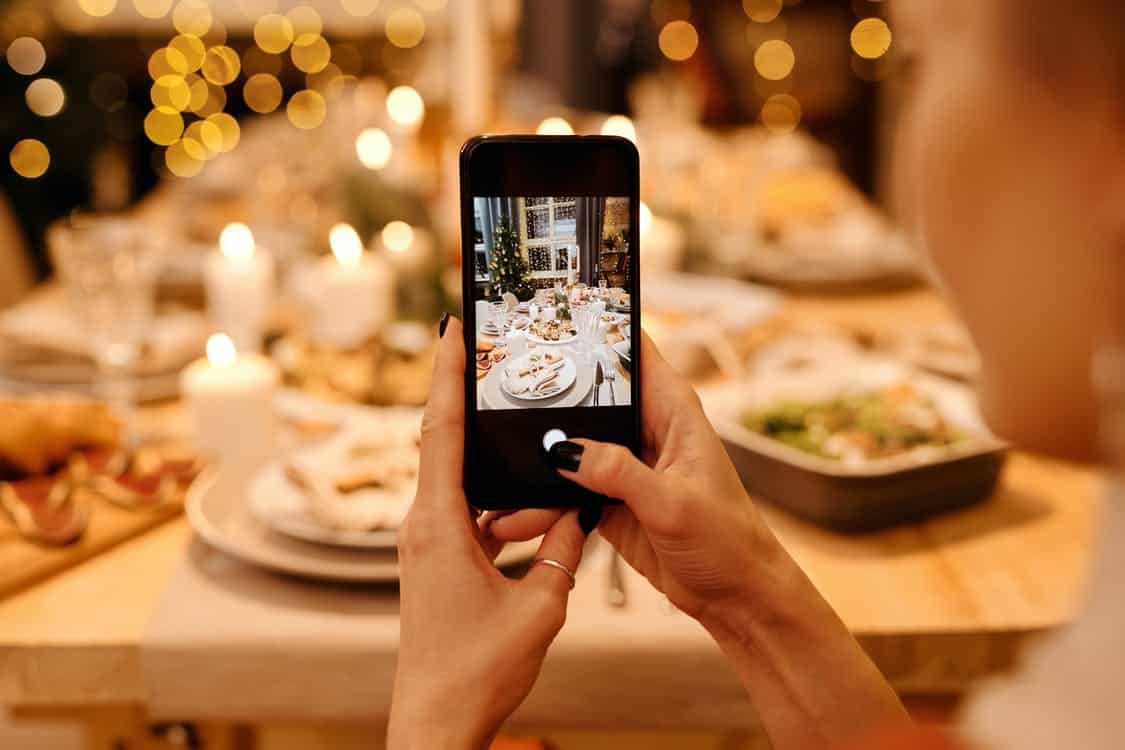 using phone to photography dining table setup
