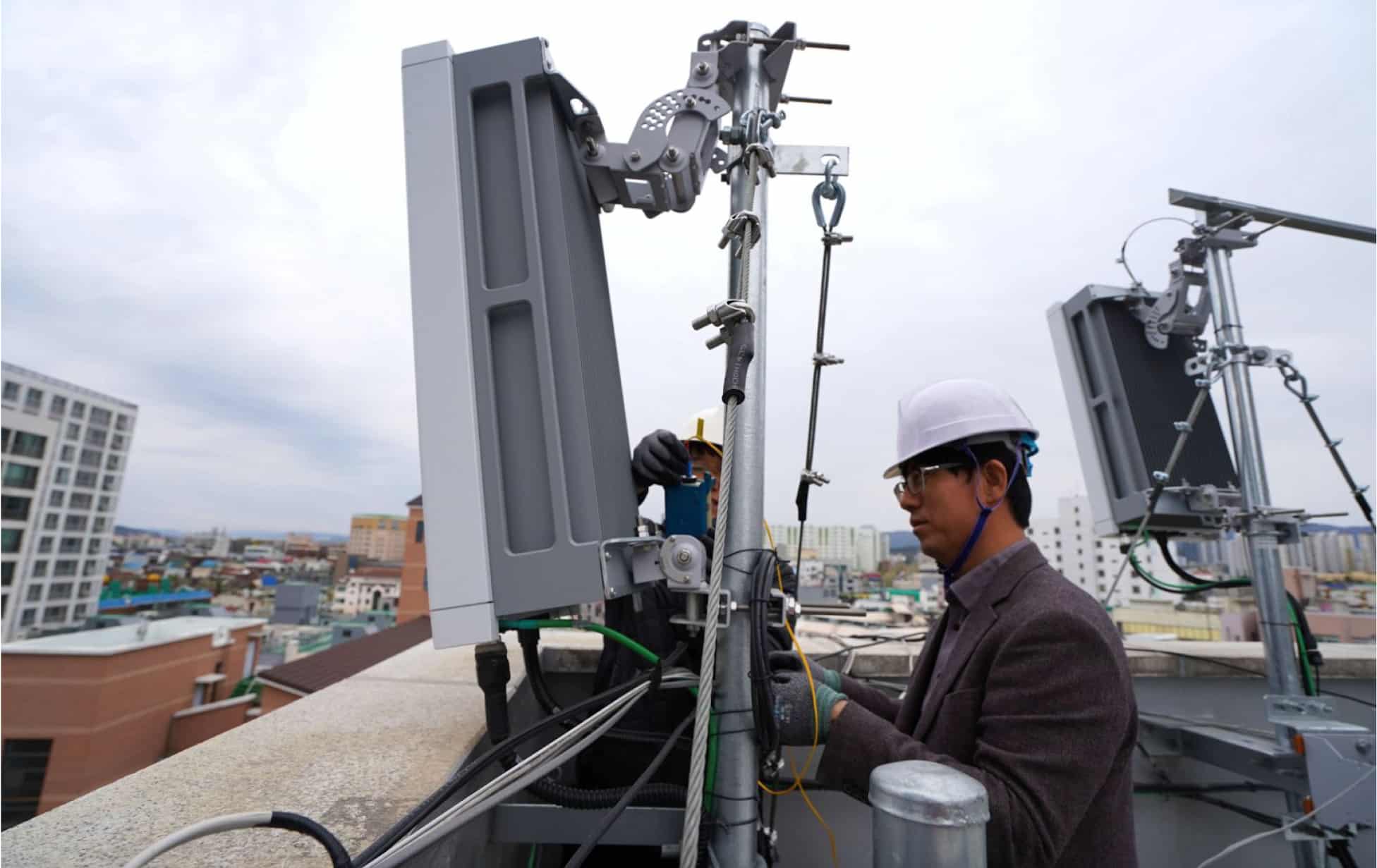 technician on rooftop fixing antenna